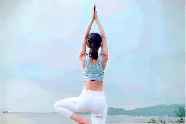 瑜伽坐立前屈的好處 什么是坐立體前屈運動-易網<a href=http://www.xllyou.com/ target=_blank class=infotextkey>健康養生</a>網 瑜伽坐立前屈的好處 什么是坐立體前屈運動