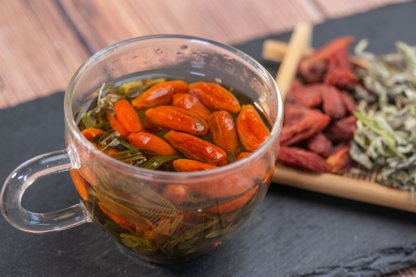 吃枸杞子會引起肝火旺盛嗎 吃枸杞上火是陰虛還是陽虛-易網<a href=http://www.xllyou.com/ target=_blank class=infotextkey>健康養生</a>網 吃枸杞子會引起肝火旺盛嗎 吃枸杞上火是陰虛還是陽虛