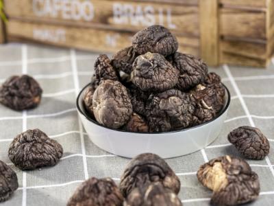 干香菇發霉了洗了還能吃嗎 干香菇發霉曬一下還可以吃嗎