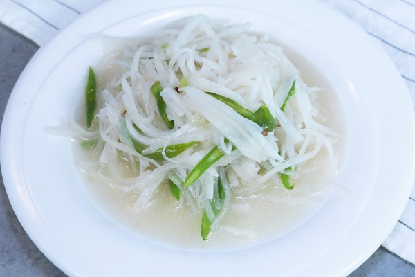 白蘿卜絲怎么炒好吃-易網(wǎng)<a href=http://www.xllyou.com/ target=_blank class=infotextkey>健康養(yǎng)生</a>網(wǎng) 白蘿卜絲怎么炒好吃