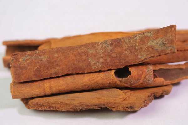 肉桂的功效與作用、禁忌和食用方法-易網(wǎng)健康<a href=http://www.xllyou.com/jkys/ target=_blank class=infotextkey>養(yǎng)生</a>網(wǎng) 肉桂的功效與作用、禁忌和食用方法