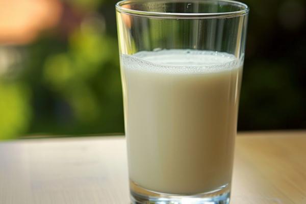 牛奶什么時候喝最好-易網(wǎng)<a href=http://www.xllyou.com/ target=_blank class=infotextkey>健康養(yǎng)生</a>網(wǎng) 牛奶什么時候喝最好