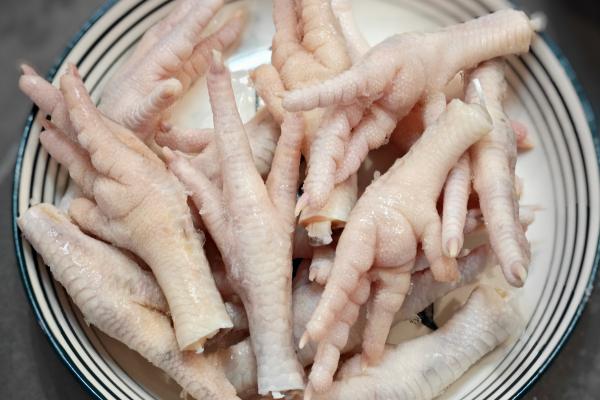 膽固醇高可以吃雞爪子嗎-易網(wǎng)<a href=http://www.xllyou.com/ target=_blank class=infotextkey>健康養(yǎng)生</a>網(wǎng) 膽固醇高可以吃雞爪子嗎