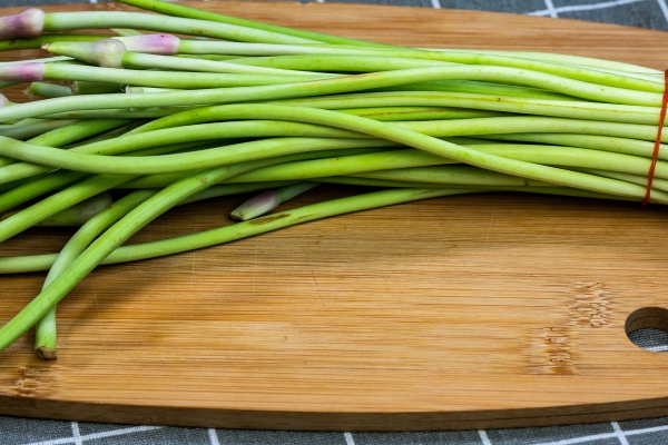 蒜苔的功效與作用、禁忌和食用方法-易網(wǎng)健康<a href=http://www.xllyou.com/jkys/ target=_blank class=infotextkey>養(yǎng)生</a>網(wǎng) 蒜苔的功效與作用、禁忌和食用方法