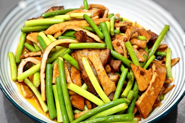 蒜苔的功效與作用、禁忌和食用方法-易網(wǎng)健康養(yǎng)生網(wǎng) 蒜苔的功效與作用、禁忌和食用方法