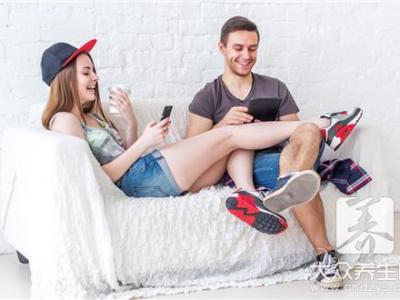 恩愛的夫妻竟都會這樣“節省力氣”