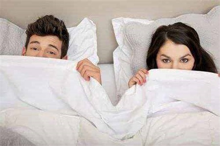 經期同房有危害嗎?女性如何愛護自己要看這一點-易網<a href=http://www.xllyou.com/ target=_blank class=infotextkey>健康養生</a>網 經期同房有危害嗎?女性如何愛護自己要看這一點