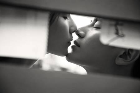 接吻的時候不閉上眼睛嗎?第一次接吻應(yīng)該知道這些技巧-易網(wǎng)健康<a href=http://www.xllyou.com/jkys/ target=_blank class=infotextkey>養(yǎng)生</a>網(wǎng) 接吻的時候不閉上眼睛嗎?第一次接吻應(yīng)該知道這些技巧