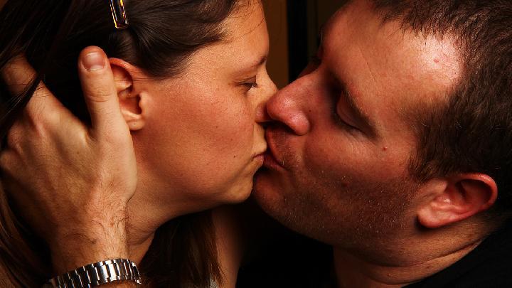 女人胸部小影響性生活嗎 性愛揉胸會不會變大呢-易網健康養生網 女人胸部小影響性生活嗎 性愛揉胸會不會變大呢