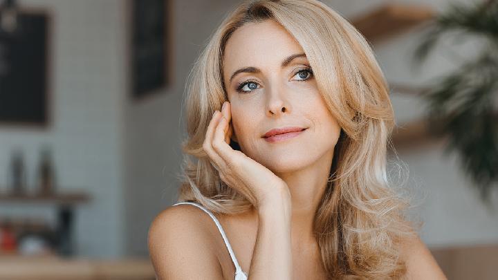 玩盡3P 絲襪足交　他享盡內心的快感