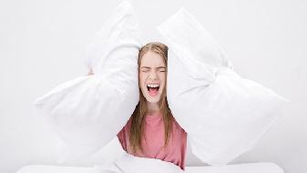 女性為什么失眠 這幾個原因會導致女性失眠-易網<a href=http://www.xllyou.com/ target=_blank class=infotextkey>健康養生</a>網 女性為什么失眠 這幾個原因會導致女性失眠