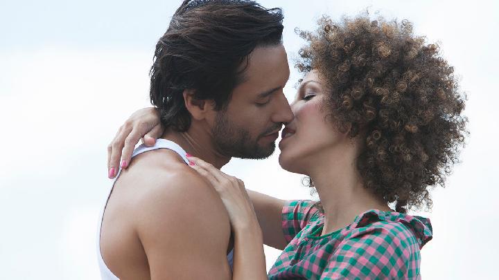 夫妻性愛用什么姿勢最好 24個奇特的性交體位你試過嗎-易網<a href=http://www.xllyou.com/ target=_blank class=infotextkey>健康養生</a>網 夫妻性愛用什么姿勢最好 24個奇特的性交體位你試過嗎