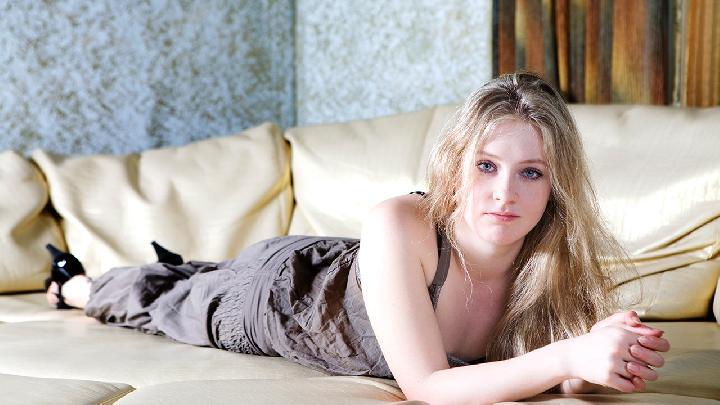 月經(jīng)期生理疼痛怎么辦 女生應(yīng)對(duì)生理疼痛要注意這些事-易網(wǎng)<a href=http://www.xllyou.com/ target=_blank class=infotextkey>健康養(yǎng)生</a>網(wǎng) 月經(jīng)期生理疼痛怎么辦 女生應(yīng)對(duì)生理疼痛要注意這些事