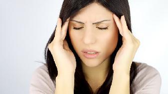 經(jīng)期頭痛是怎么一回事 緩解經(jīng)期頭痛的4個方法-易網(wǎng)<a href=http://www.xllyou.com/ target=_blank class=infotextkey>健康養(yǎng)生</a>網(wǎng) 經(jīng)期頭痛是怎么一回事 緩解經(jīng)期頭痛的4個方法