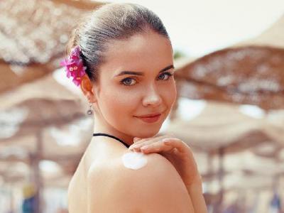 玩盡3P 絲襪足交　他享盡內(nèi)心的快感