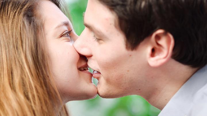 夫妻久別重逢怎么過性生活 激發(fā)夫妻性興奮要用這幾招