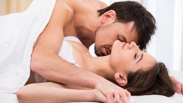 女性高潮時為什么會抽搐?<a href=http://www.xllyou.com/tags-性生活.html target=_blank class=infotextkey>性生活</a>中身體抖動怎么回事?-易網健康<a href=http://www.xllyou.com/jkys/ target=_blank class=infotextkey>養生</a>網 女性高潮時為什么會抽搐?性生活中身體抖動怎么回事?