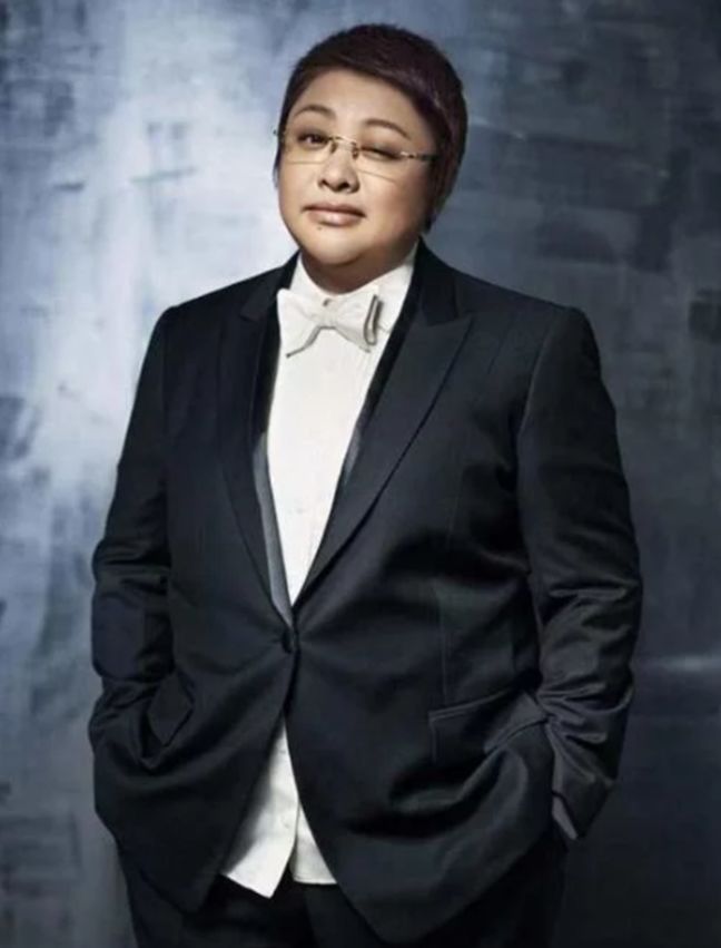 韓紅與貼心神秘男子現身機場，她不僅瘦了還可能好事將近？