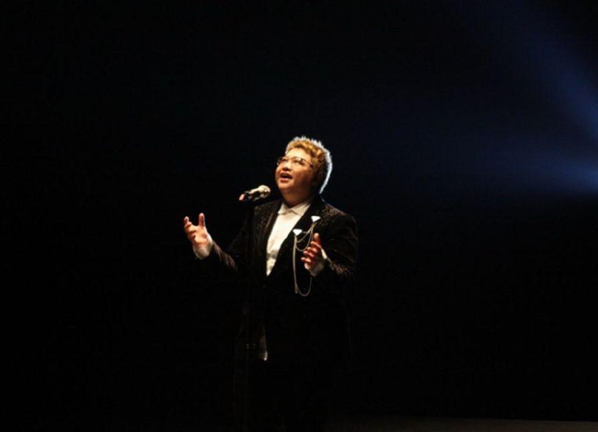 韓紅與貼心神秘男子現身機場，她不僅瘦了還可能好事將近？