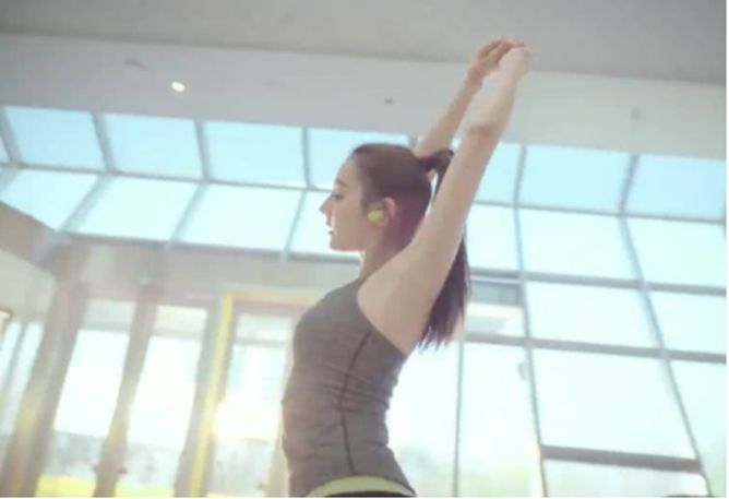 最紅小花旦迪麗熱巴秀性感身材，S身材不比宅男女神柳巖差