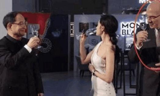 迪麗熱巴的蝴蝶臀PK張天愛的健身臀，誰更勝一籌？