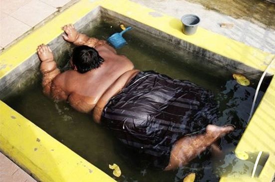 印尼400斤胖男孩終于瘦下來了，減肥成功的他讓人不敢相信