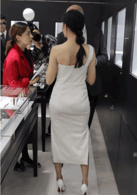 迪麗熱巴的蝴蝶臀PK張天愛的健身臀，誰更勝一籌？