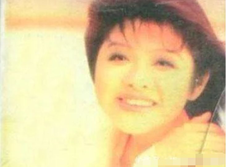 韓紅與貼心神秘男子現身機場，她不僅瘦了還可能好事將近？