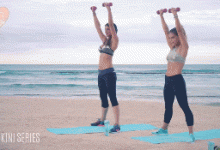 沙灘燃脂訓(xùn)練，兩個小天使帶你打造魔鬼身材