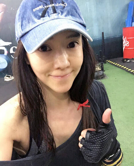 周韋彤健身 穿露肩緊身衣顯翹臀長腿