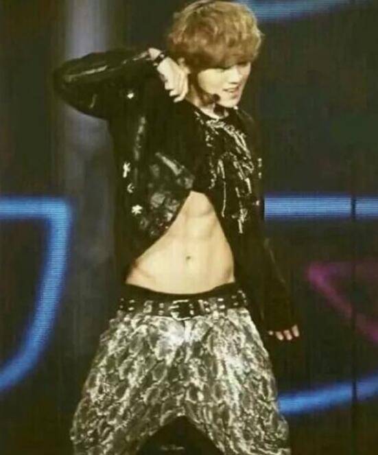 鹿晗出道這四年的肌肉成長史