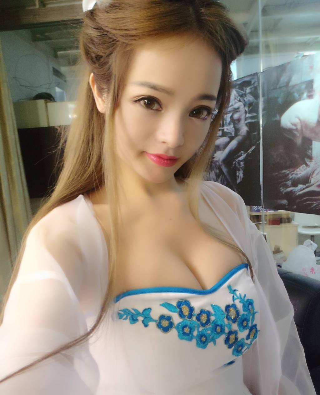 胸大也尷尬 足球寶貝曬私照打馬賽克