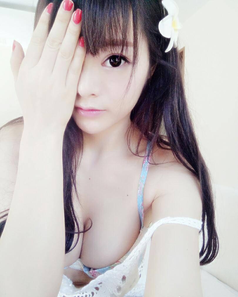 胸大也尷尬 足球寶貝曬私照打馬賽克