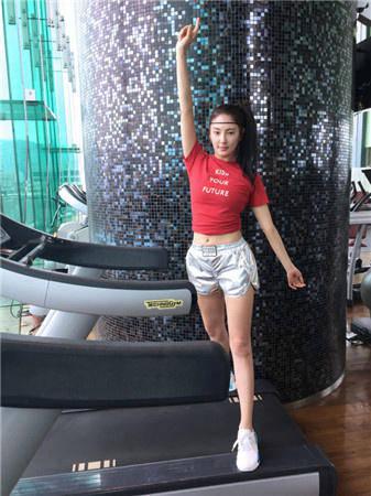 張雨綺再曬健身照 秀長腿和細腰