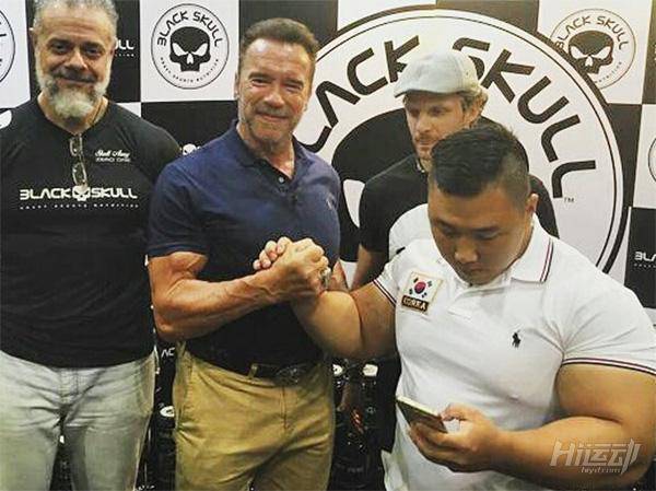 因蔑視施瓦辛格被人批評！不過他身材真壯，刷個綠漆就是綠巨人