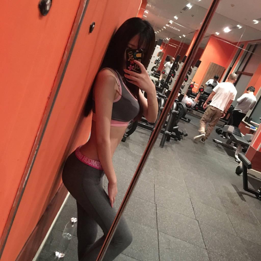 95后嫩模健身照 緊身衣褲超火辣