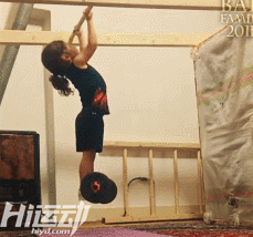 年僅4歲的“小姑涼”一身肌肉，競對父親下如此狠手！