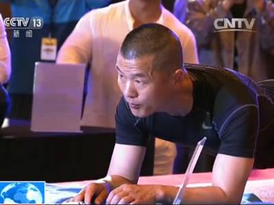 中國特警毛衛東再創平板撐世界紀錄