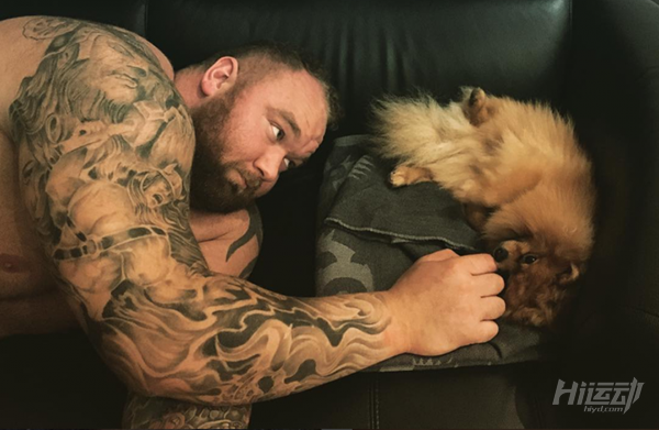 2018年世界大力士冠軍，硬拉1041磅打破世界紀錄：喜歡小狗狗