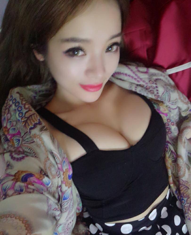 胸大也尷尬 足球寶貝曬私照打馬賽克