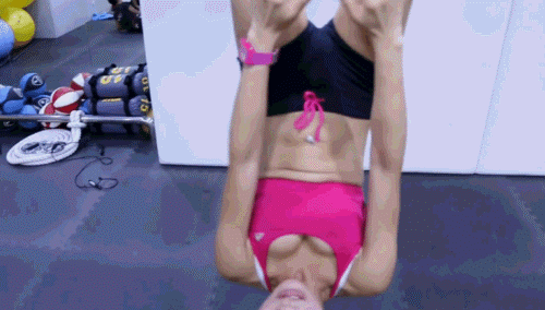 美女倒吊仰臥 兩只美胸要跳出來(lái)了