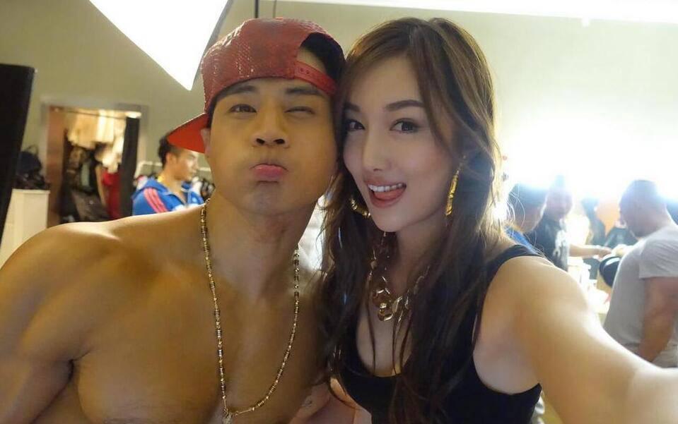 女演員健身性感照惹火 俏皮吐香舌盡顯可愛