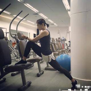 蹦床公主逆天健身照 自嘲水桶腰