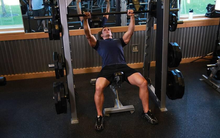 健身房器械選擇 啞鈴杠鈴對你更有用