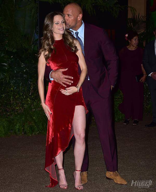 巨石強(qiáng)森女兒剛剛出生，竟然半夜又跑去健身房了