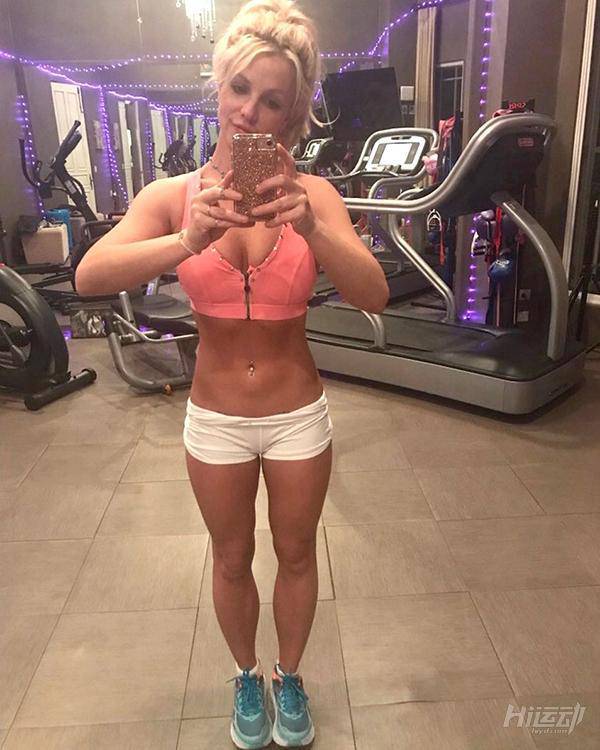 36歲小甜甜布蘭妮身材仍然火辣：倒立、后空翻統統不在話下