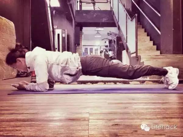 王珞丹曬性感腹肌照 最美馬甲線