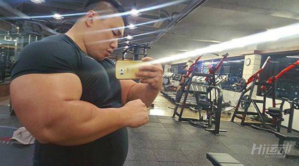 因蔑視施瓦辛格被人批評！不過他身材真壯，刷個綠漆就是綠巨人