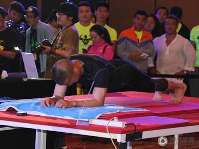 中國特警毛衛東再創平板撐世界紀錄