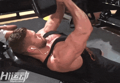 曾經是個菜鳥，直到他姐夫出現！小伙練成了少有的真空腹